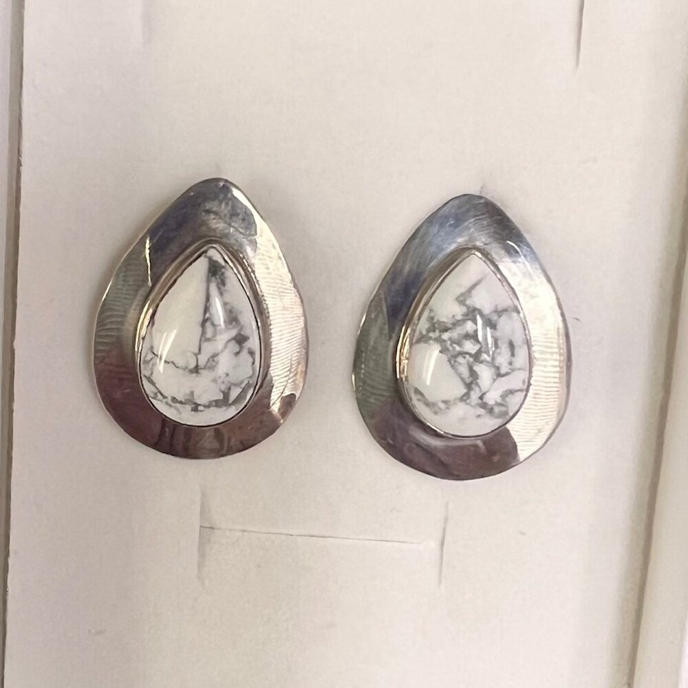 Vintage Larry Spencer Native America Navajo White Buffalo Earrings, Howlite - Picture 7 of 8